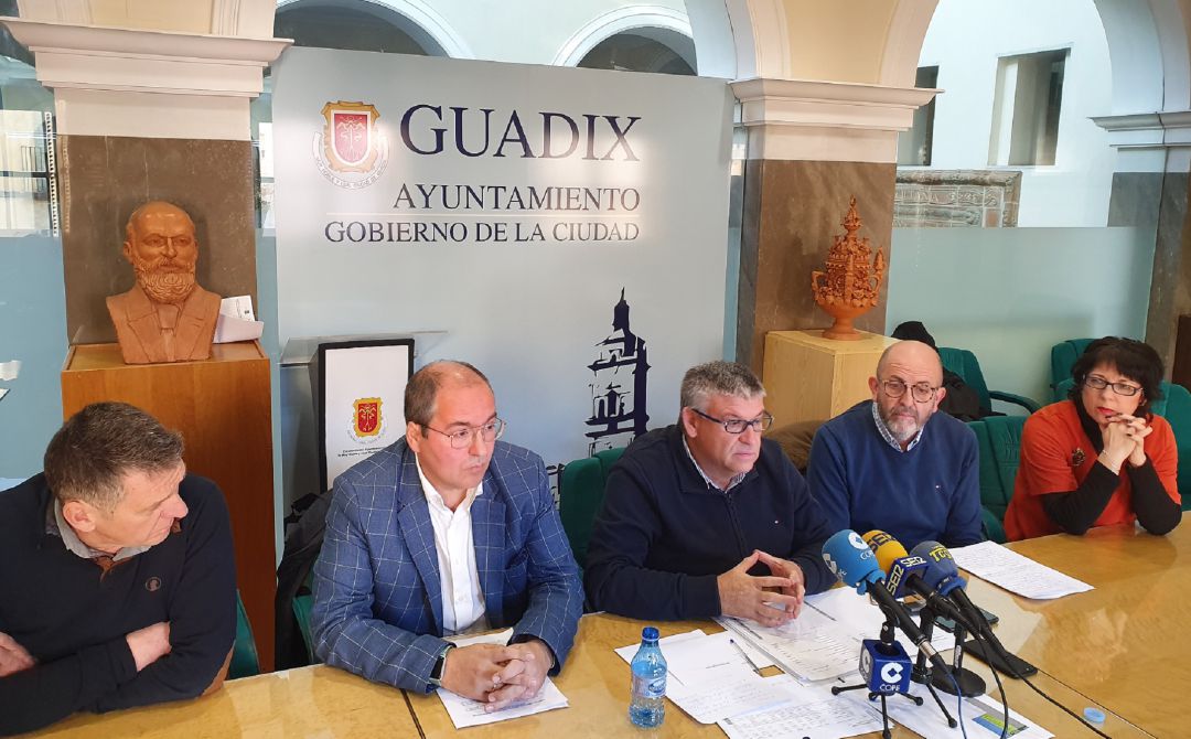 El alcalde de Guadix, Jesús Lorente, el concejal de Hacienda y Personal, Gumersindo Fernández, y el concejal de Formación y Empleo y portavoz del grupo municipal de Ciudadanos, Pedro Gabriel Rus El alcalde de Guadix, Jesús Lorente, el concejal de Hacienda y Personal, Gumersindo Fernández, y el concejal de Formación y Empleo y portavoz del grupo municipal de Ciudadanos, Pedro Gabriel Rus