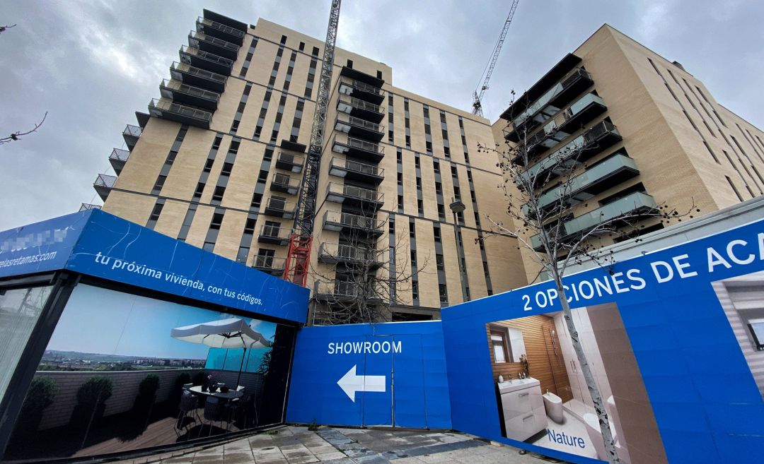 Bloque de viviendas en construcción. Bloque de viviendas en construcción.