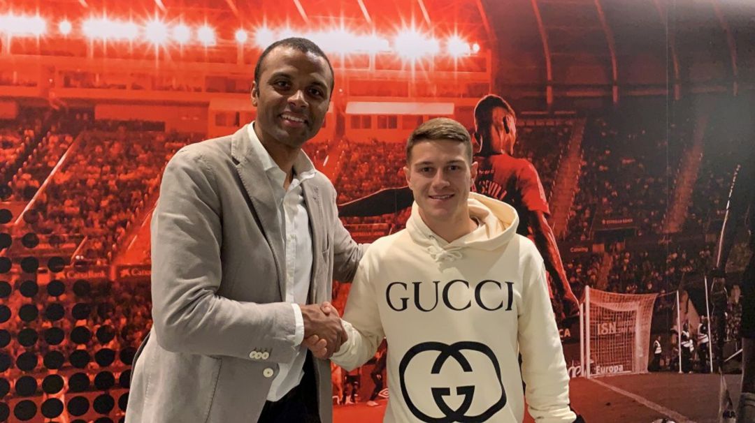Leonardo Koutris y Maheta Molango, tras firmar el defensa su contrato con el equipo bermellón Leonardo Koutris y Maheta Molango, tras firmar el defensa su contrato con el equipo bermellón