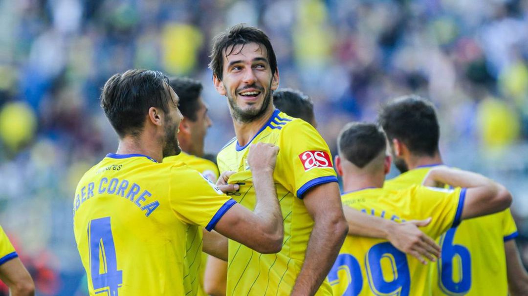 Dejan Lekic, nuevo jugador del Atlético Baleares, en un partido con su exequipo, el Cádiz. Dejan Lekic, nuevo jugador del Atlético Baleares, en un partido con su exequipo, el Cádiz.