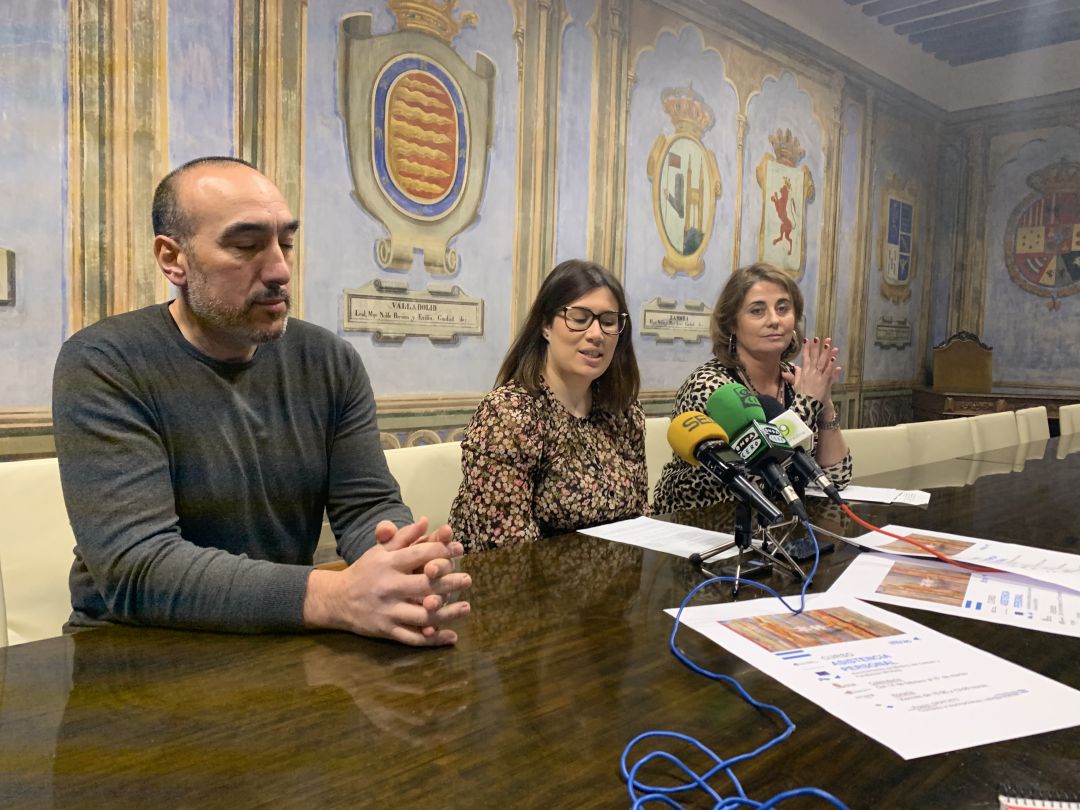 La edil de Servicios Sociales y los técnicos de INTRAS presentan el curso de Asistencia Personal La edil de Servicios Sociales y los técnicos de INTRAS presentan el curso de Asistencia Personal
