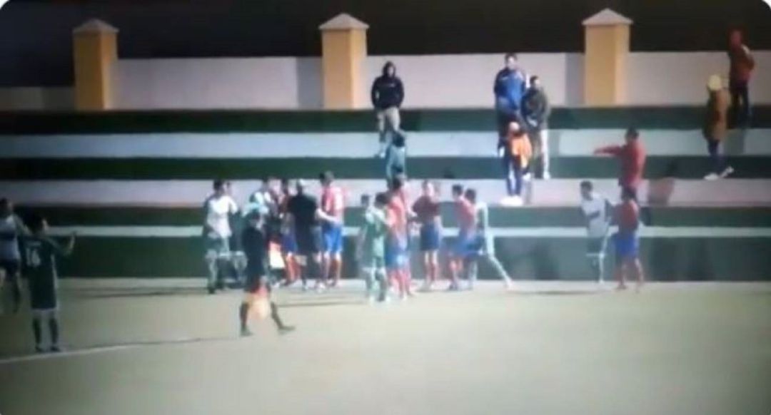 Imagen de una tangana en un partido de fútbol se secciones inferiores Imagen de una tangana en un partido de fútbol se secciones inferiores