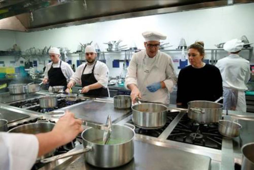 50 alumnos preseleccionados de centros todo España optarán a ganar una beca para estudiar en la Escuela de alta cocina valorada en más de 23.000€ 50 alumnos preseleccionados de centros todo España optarán a ganar una beca para estudiar en la Escuela de alta cocina valorada en más de 23.000€