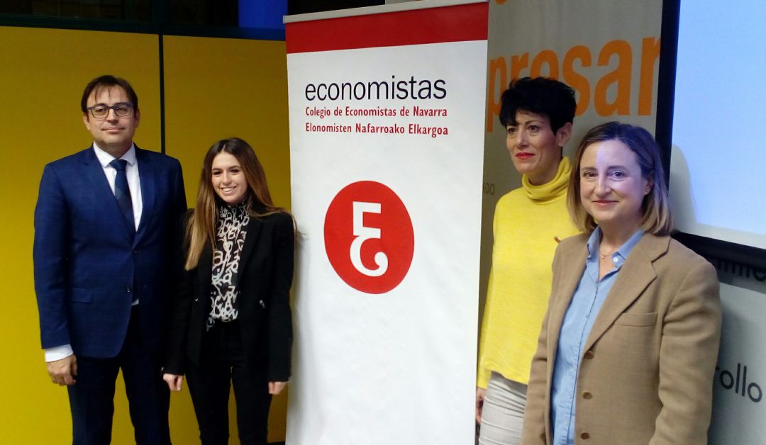 El presidente del Colegio de Economistas, Ángel Chocarro, la economista colegiada autora de la guía, Natalia Pinel; la consejera de Economía y Hacienda, Elma Saiz y la vicedecana de la facultad de Económicas y Empresariales de la UPNA, Sandra Cavero Brújula. El presidente del Colegio de Economistas, Ángel Chocarro, la economista colegiada autora de la guía, Natalia Pinel; la consejera de Economía y Hacienda, Elma Saiz y la vicedecana de la facultad de Económicas y Empresariales de la UPNA, Sandra Cavero Brújula.