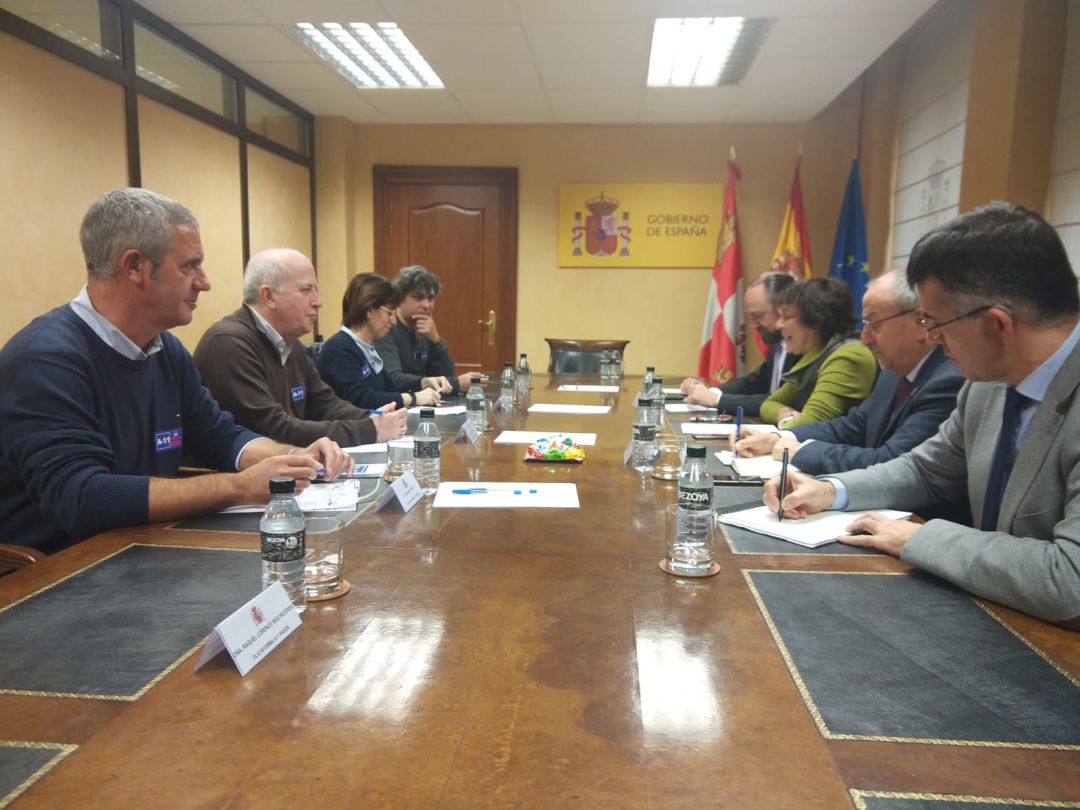 Los representantes del colectivo peñafielense y los reponsables de las administraciones públicas, en la sede de la Delegació del Gobierno en Valladolid. Los representantes del colectivo peñafielense y los reponsables de las administraciones públicas, en la sede de la Delegació del Gobierno en Valladolid.