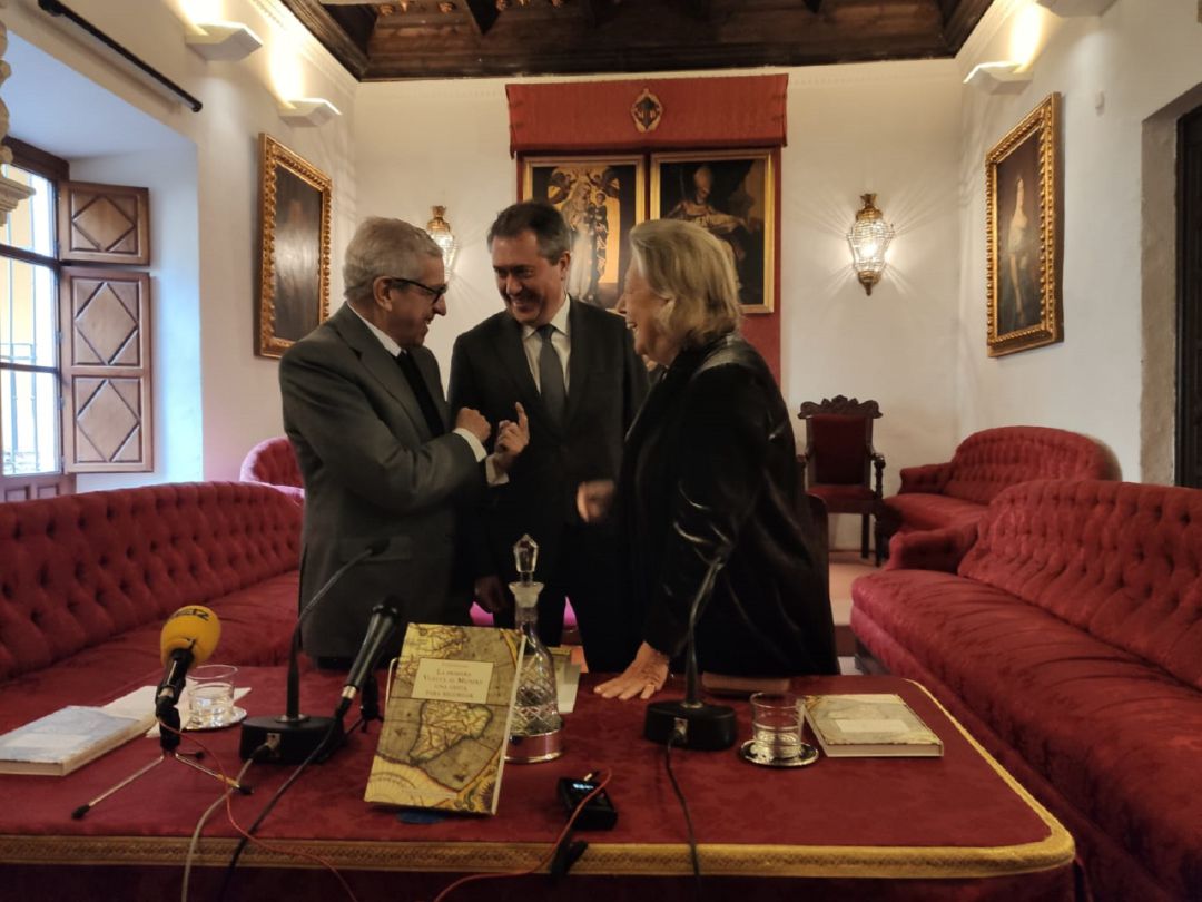 Braulio Medel, Juan Espadas y Enriqueta Vila tras la presentación del libro Braulio Medel, Juan Espadas y Enriqueta Vila tras la presentación del libro