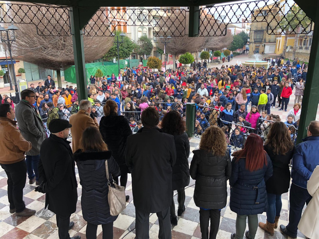 Concentración en la Plaza Mayor con alumnos, profesores y autoridades Concentración en la Plaza Mayor con alumnos, profesores y autoridades