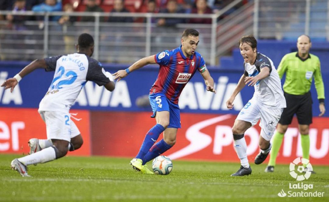 Gonzalo Escalante ante el Alavés Gonzalo Escalante ante el Alavés