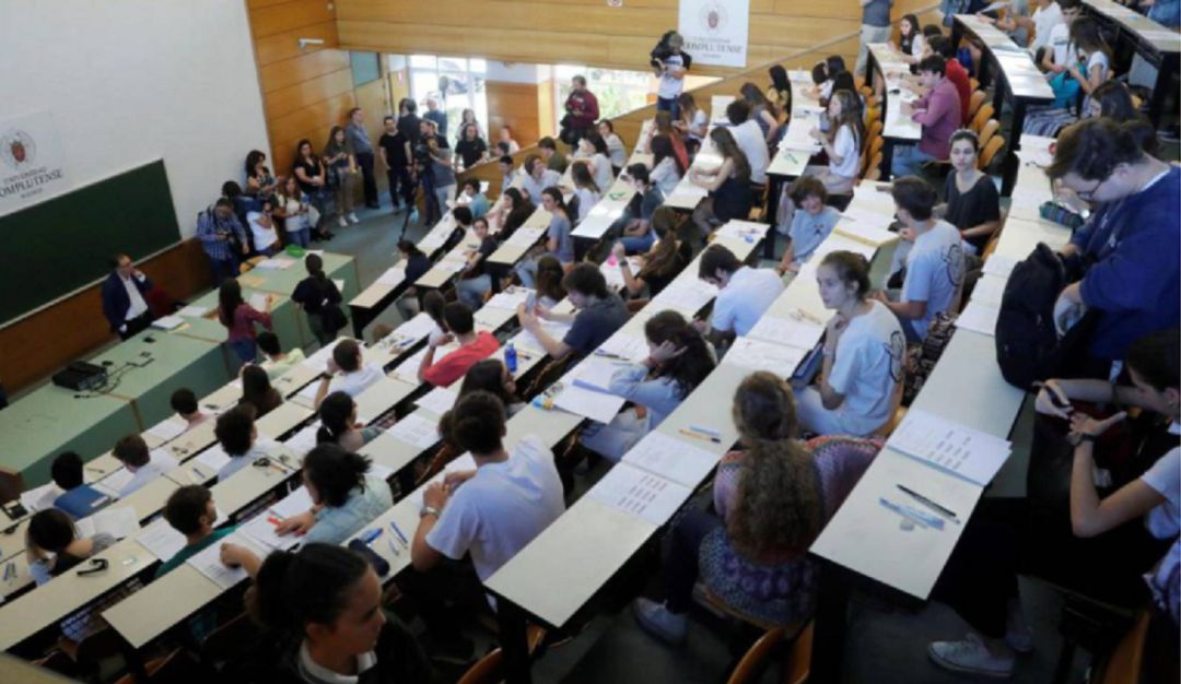 Estudiantes realizando las pruebas de Selectividad Estudiantes realizando las pruebas de Selectividad