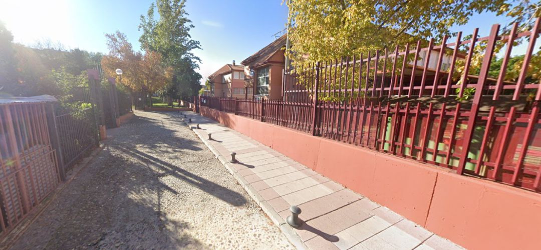 Acceso al Parque Comunidad de Madrid desde la calle Sariñena de Alcobendas Acceso al Parque Comunidad de Madrid desde la calle Sariñena de Alcobendas