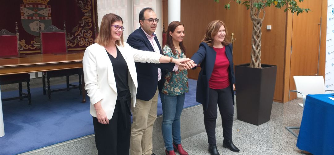 Los alcaldes y alcaldesas de Móstoles, Leganés, Getafe y Alcorcón tras la firma para ratificar la Alianza de Muncipios del Sur por los Objetivos de Desarrollo Sostenible. Los alcaldes y alcaldesas de Móstoles, Leganés, Getafe y Alcorcón tras la firma para ratificar la Alianza de Muncipios del Sur por los Objetivos de Desarrollo Sostenible.
