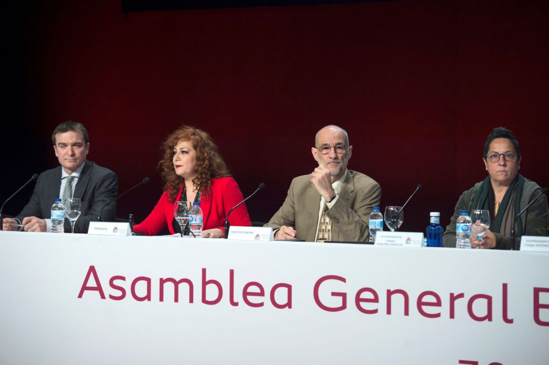 La presidenta de la SGAE, Pilar Jurado (2-d), y la vicepresidenta del Colegio de Pequeño Derecho de la SGAE, Inma Serrano (d), asisten a la jornada decisiva para el futuro de la Sociedad General de Autores (SGAE), este jueves en Madrid, en una asamblea en la que sus socios deben decidir, por tercera vez, si sacan adelante los nuevos estatutos propuestos Jurado, una reforma de la que depende también su readmisión en la confederación La presidenta de la SGAE, Pilar Jurado (2-d), y la vicepresidenta del Colegio de Pequeño Derecho de la SGAE, Inma Serrano (d), asisten a la jornada decisiva para el futuro de la Sociedad General de Autores (SGAE), este jueves en Madrid, en una asamblea en la que sus socios deben decidir, por tercera vez, si sacan adelante los nuevos estatutos propuestos Jurado, una reforma de la que depende también su readmisión en la confederación