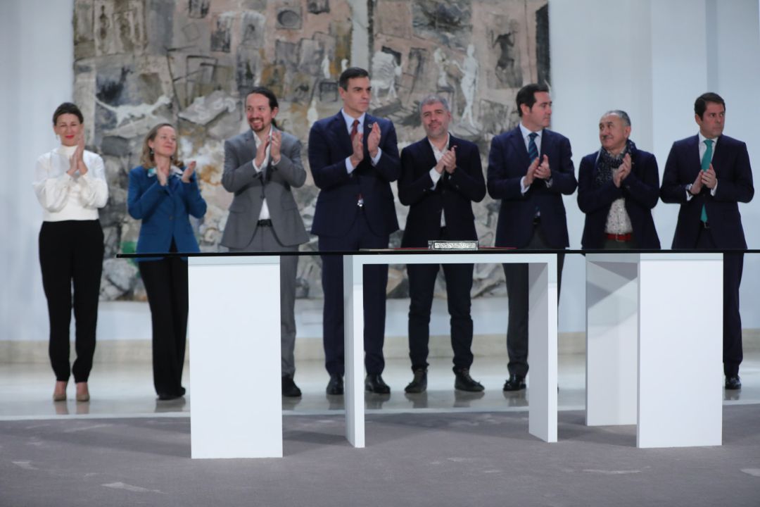 (I-D) La ministra de Trabajo y Economía Social, Yolanda Díaz; la vicepresidenta tercera para Asuntos Económicos y Transformación Digital, Nadia Calviño; el vicepresidente segundo del Gobierno y ministro de Derechos Sociales y Agenda 2030, Pablo Iglesias; el presidente del Gobierno, Pedro Sánchez; el secretario general de Comisiones Obreras (CCOO), Unai Sordo; el presidente de la CEOE, Antonio Garamendi; el secretario general de UGT, Pepe Álvarez; y el presidente de la Confederación Española de la Pequeña y Mediana Empresa Cepyme, Gerardo Cueva, durante la firma el acuerdo de subida del Salario Mínimo Interprofesional (SMI). (I-D) La ministra de Trabajo y Economía Social, Yolanda Díaz; la vicepresidenta tercera para Asuntos Económicos y Transformación Digital, Nadia Calviño; el vicepresidente segundo del Gobierno y ministro de Derechos Sociales y Agenda 2030, Pablo Iglesias; el presidente del Gobierno, Pedro Sánchez; el secretario general de Comisiones Obreras (CCOO), Unai Sordo; el presidente de la CEOE, Antonio Garamendi; el secretario general de UGT, Pepe Álvarez; y el presidente de la Confederación Española de la Pequeña y Mediana Empresa Cepyme, Gerardo Cueva, durante la firma el acuerdo de subida del Salario Mínimo Interprofesional (SMI).