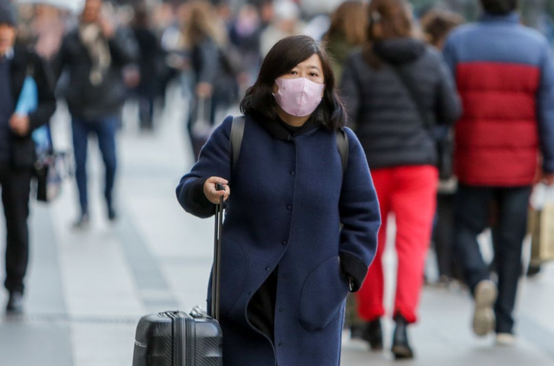 Una mujer asiática pasea con una mascarilla protectora, mientras las farmacias registran una alta demanda de estas por parte de ciudadanos chinos tras el coronavirus, en Madrid (España), a 30 de enero.
Una mujer asiática pasea con una mascarilla protectora, mientras las farmacias registran una alta demanda de estas por parte de ciudadanos chinos tras el coronavirus, en Madrid (España), a 30 de enero.