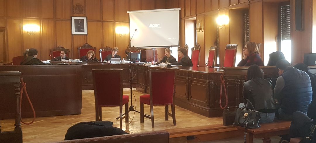 Los padres de acogida testificaron tras un biombo Los padres de acogida testificaron tras un biombo