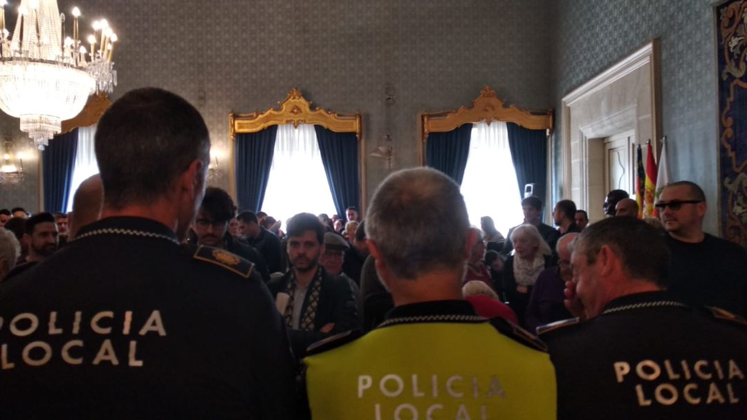 Funcionarios municipales protestan en el pleno detrás de efectivos de la Policía Local Funcionarios municipales protestan en el pleno detrás de efectivos de la Policía Local