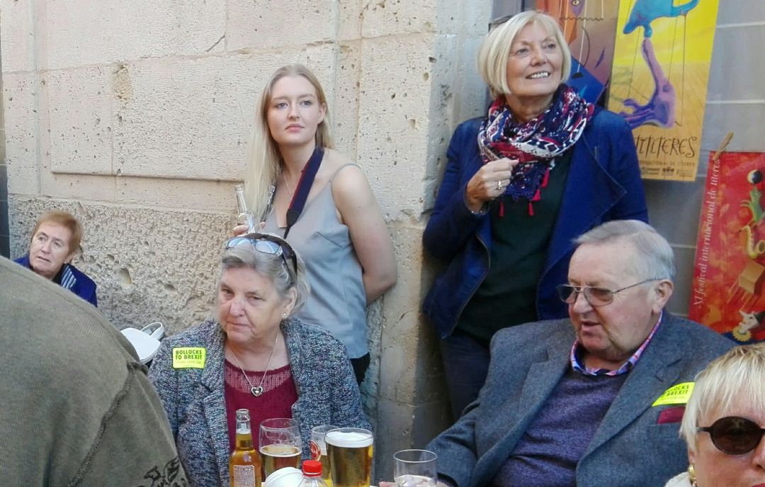 Un grupo de ingleses con pegatinas contra el brexit, en una calle del casco histórico de Alicante. Un grupo de ingleses con pegatinas contra el brexit, en una calle del casco histórico de Alicante.