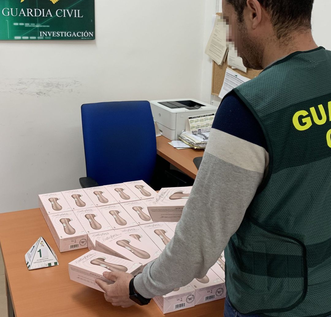 Un agente con los ejemplares recuperados.
GUARDIA CIVIL
Un agente con los ejemplares recuperados.
GUARDIA CIVIL