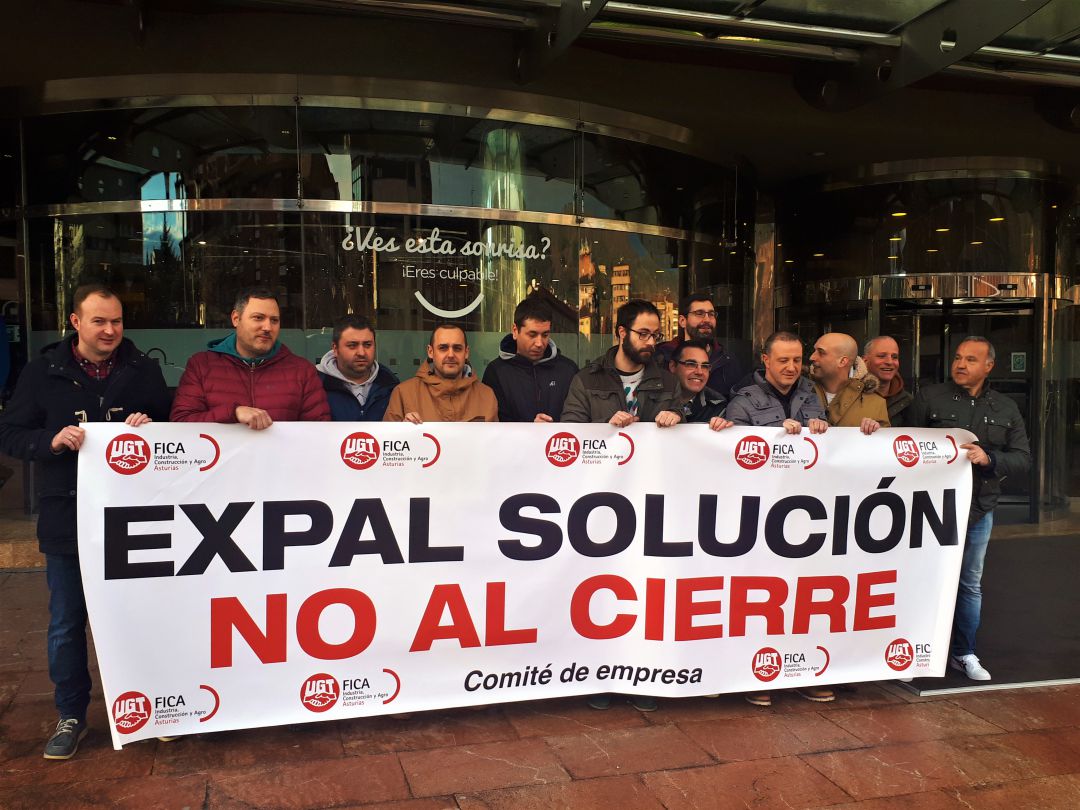 Trabajadores de Expal desplegaron una pancarta ante el hotel donde fueron citados para entregarles la documentación del ERE Trabajadores de Expal desplegaron una pancarta ante el hotel donde fueron citados para entregarles la documentación del ERE