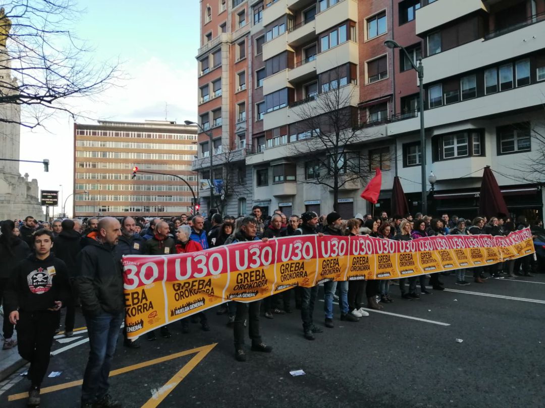 Manifestantes por la Gran Vía de Bilbao Manifestantes por la Gran Vía de Bilbao
