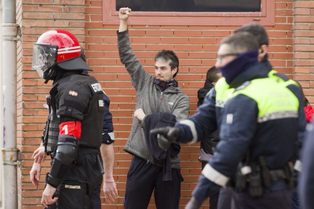 Agentes de la Ertzaintza y de la Policía Local identifican a los miembros de un piquete en el centro de Vitoria durante la huelga general convocada este jueves en Euskadi y Navarra por los sindicatos integrados en la Carta Social de Euskal Herria para reivindicar empleos estables y una pensión mínima de 1.080 euros. Agentes de la Ertzaintza y de la Policía Local identifican a los miembros de un piquete en el centro de Vitoria durante la huelga general convocada este jueves en Euskadi y Navarra por los sindicatos integrados en la Carta Social de Euskal Herria para reivindicar empleos estables y una pensión mínima de 1.080 euros.