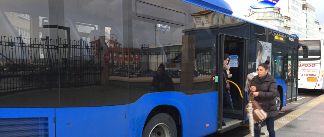 Autobus metropolitano enuna parada de A Coruña Autobus metropolitano enuna parada de A Coruña