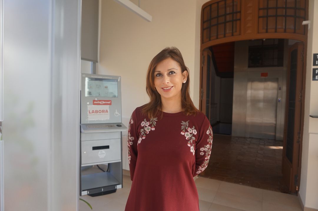 Silvia Ibáñez, edil de Empleo de Elda en las instalaciones de IDELSA Silvia Ibáñez, edil de Empleo de Elda en las instalaciones de IDELSA
