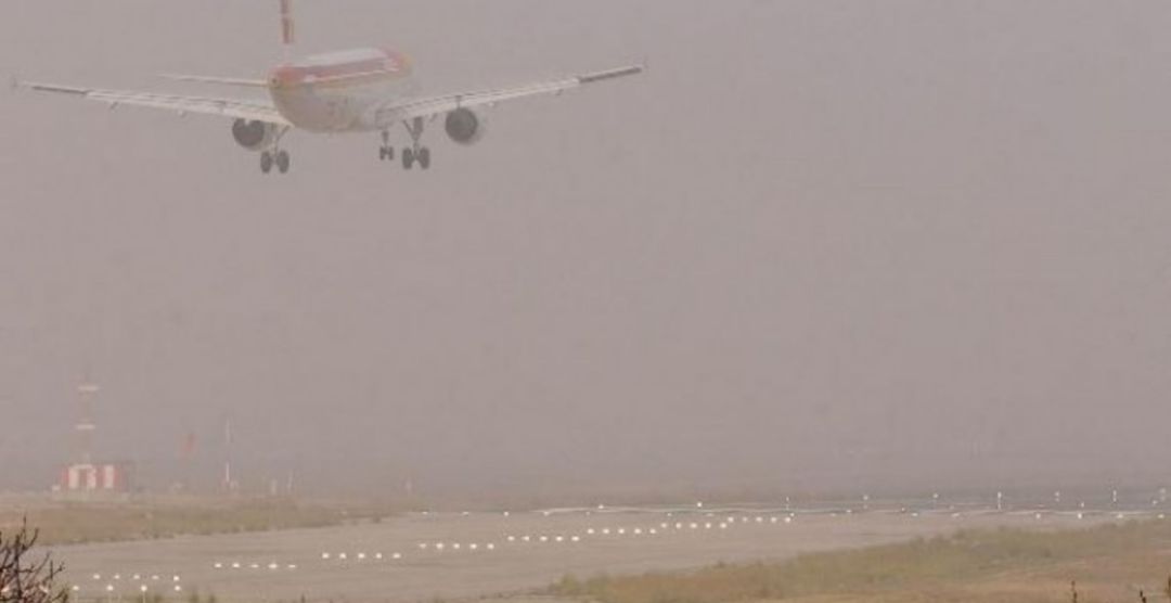 Un avión desviado por la niebla Un avión desviado por la niebla