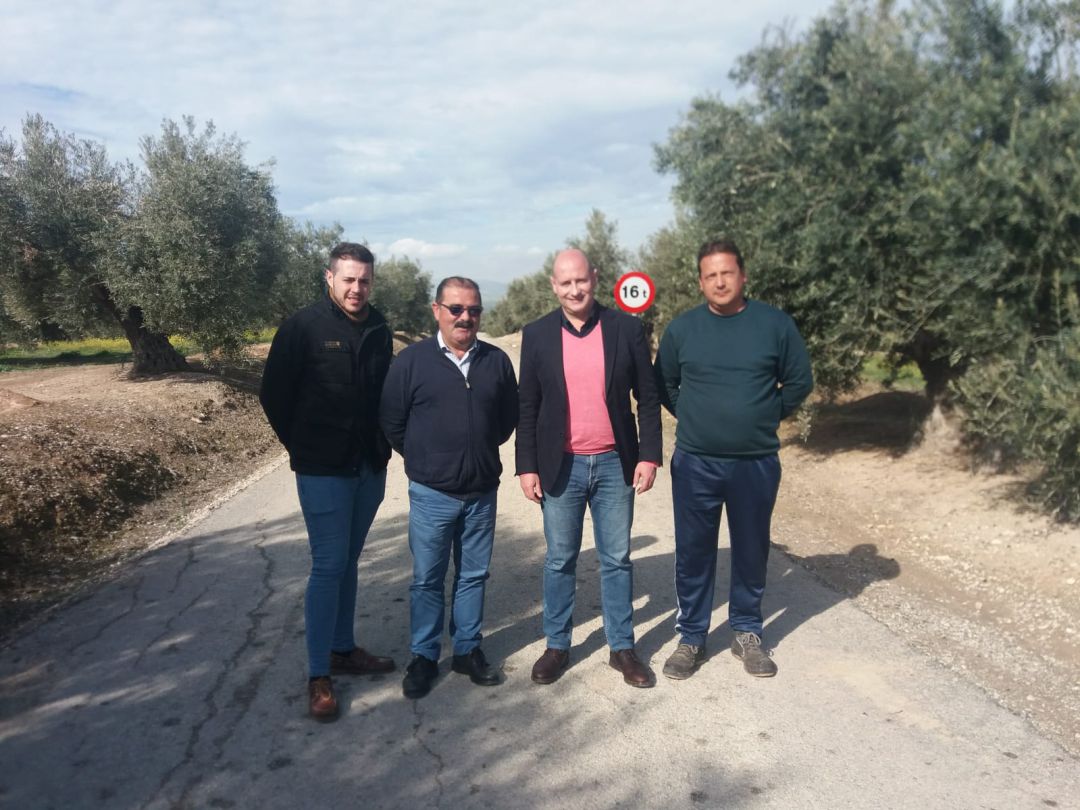 El diputado, José Castro, segundo por la izquierda,acompañado por concejales, en la carretera de Pedro Marín El diputado, José Castro, segundo por la izquierda,acompañado por concejales, en la carretera de Pedro Marín