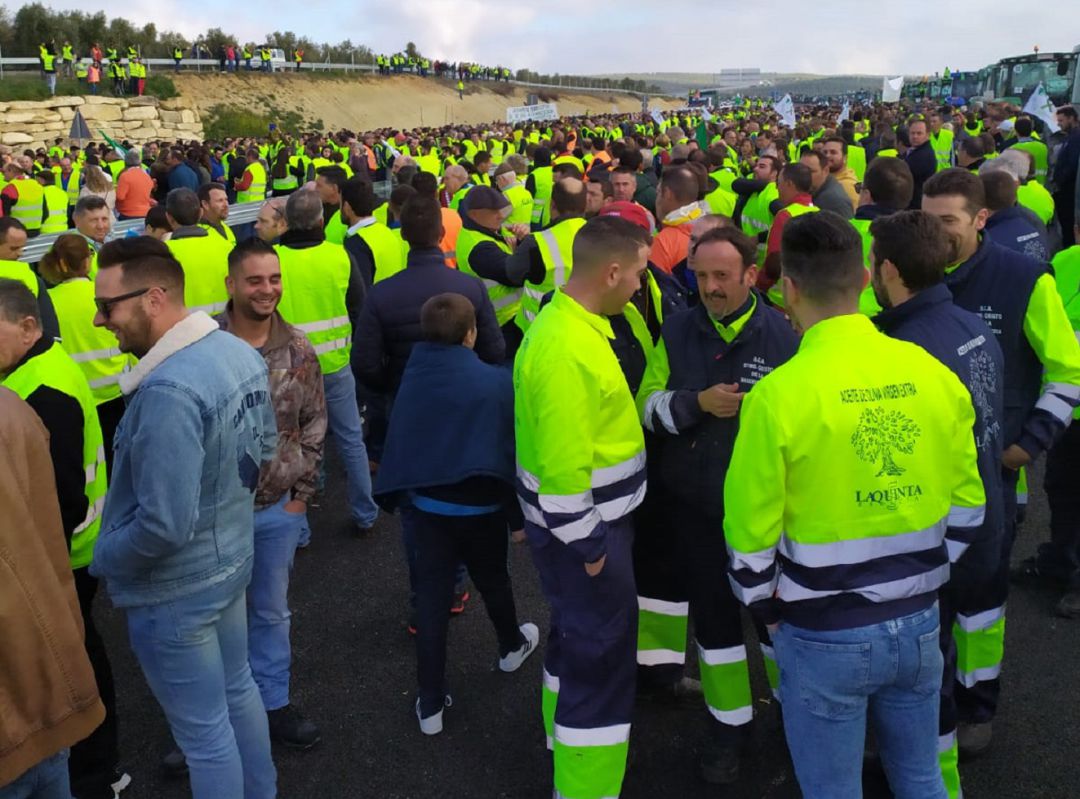 Grupo de galdurienses en el corte de la A-32 Grupo de galdurienses en el corte de la A-32