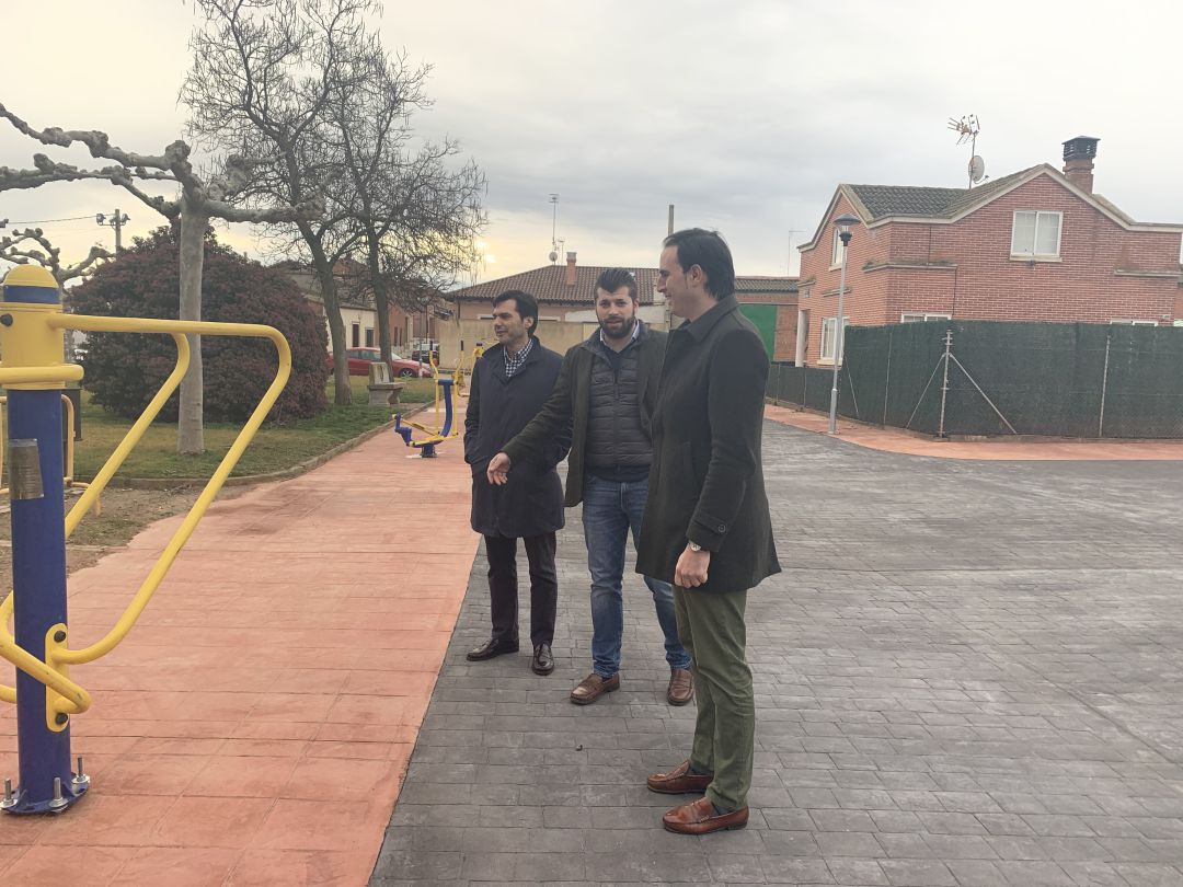 Los concejales de Hacienda y Urbanismo, junto al Alcalde de la villa, en Rodilana Los concejales de Hacienda y Urbanismo, junto al Alcalde de la villa, en Rodilana