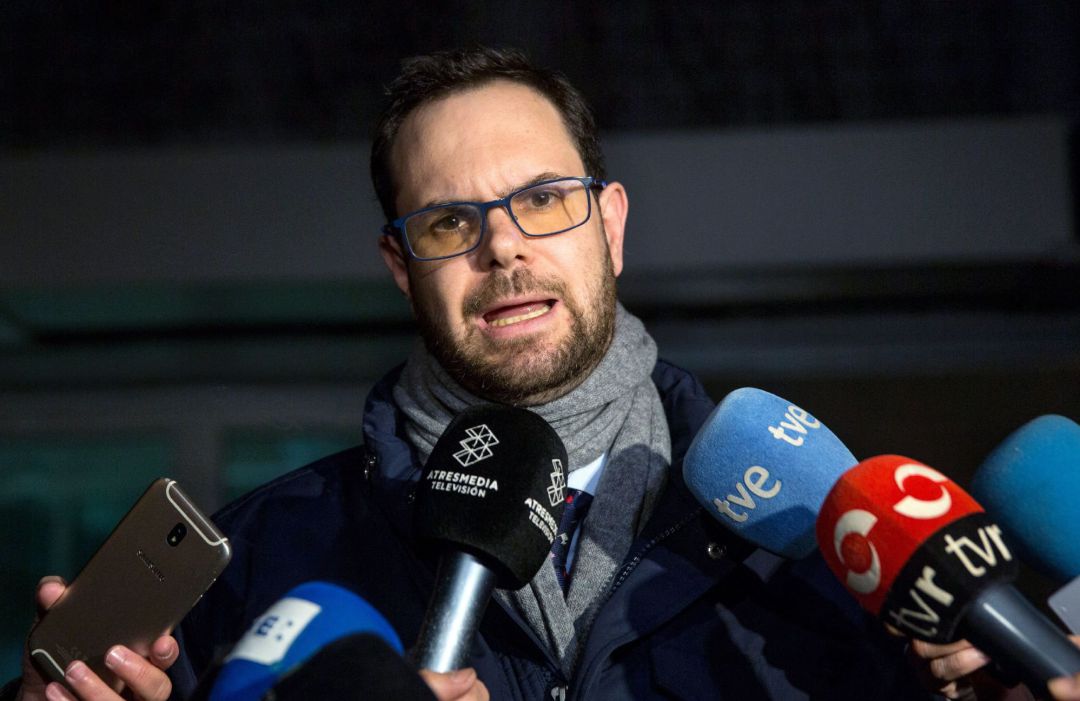 El abogado de la detenida, Pierre Schwart, comparece ante los medios este jueves a la salida del Juzgado de Instrucción número 1 de Logroño, que ha decretado esta tarde prisión incondicional para la madre de la niña de 5 años hallada muerta en la habitación de un hotel de Logroño como presunta autora de un delito de homicidio. El abogado de la detenida, Pierre Schwart, comparece ante los medios este jueves a la salida del Juzgado de Instrucción número 1 de Logroño, que ha decretado esta tarde prisión incondicional para la madre de la niña de 5 años hallada muerta en la habitación de un hotel de Logroño como presunta autora de un delito de homicidio.