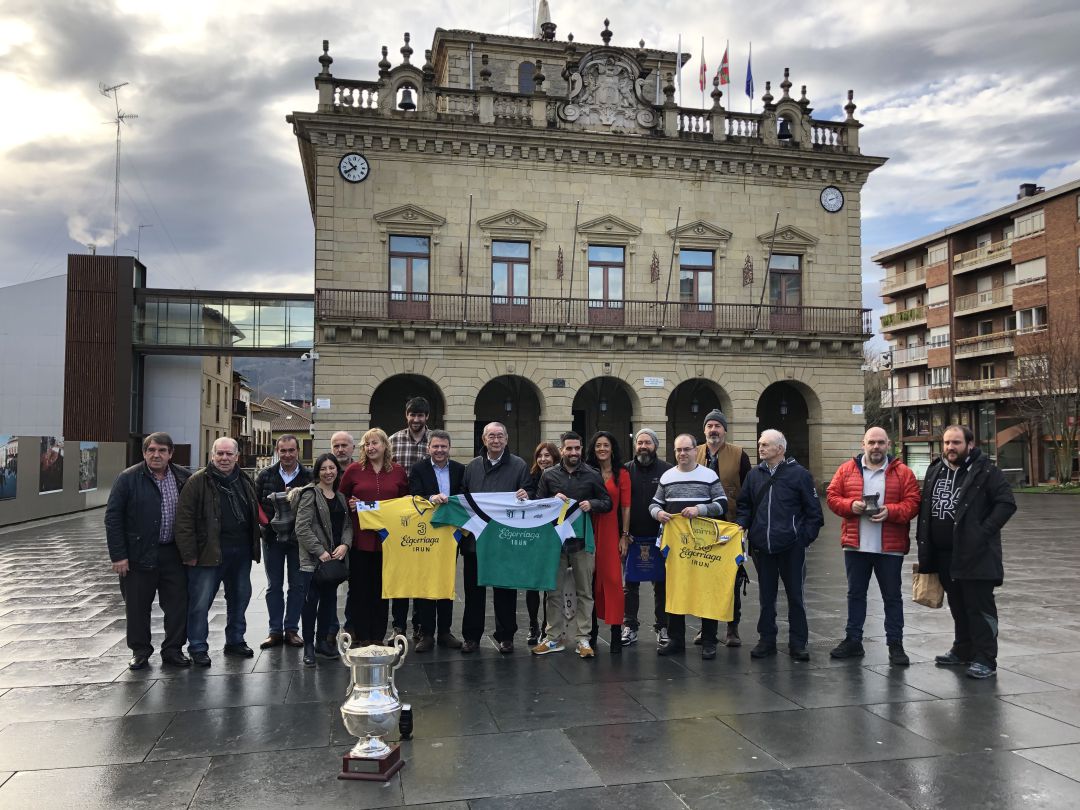 Los agentes implicados en los actos de celebración del 25 aniversario de la Copa de Europa del Bidasoa posan con el trofeo delante del Ayuntamiento de Irún Los agentes implicados en los actos de celebración del 25 aniversario de la Copa de Europa del Bidasoa posan con el trofeo delante del Ayuntamiento de Irún