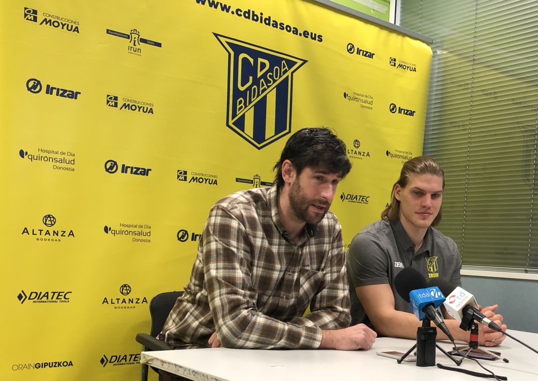 Gurutz Aguinagalde junto a Bartók en la presentación del jugador húngaro. Gurutz Aguinagalde junto a Bartók en la presentación del jugador húngaro.