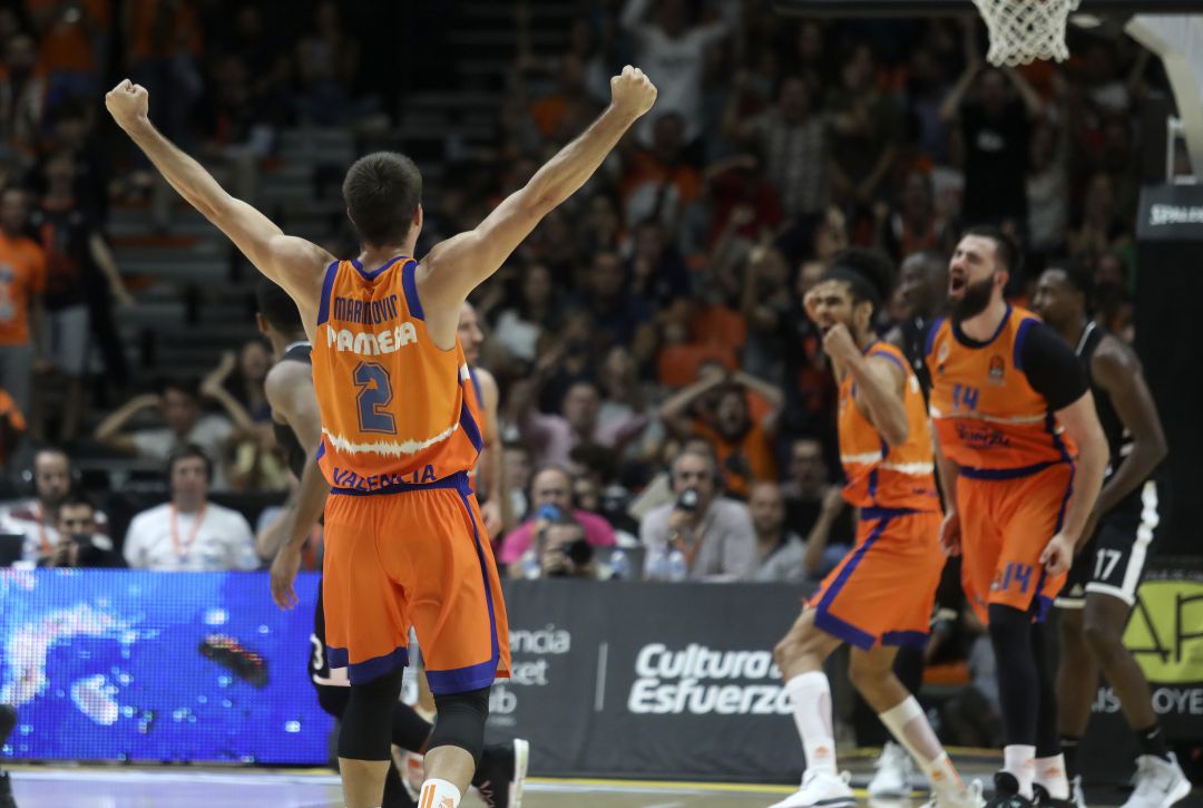 Varios jugadores celebren un triunfo en la Euroliga Varios jugadores celebren un triunfo en la Euroliga