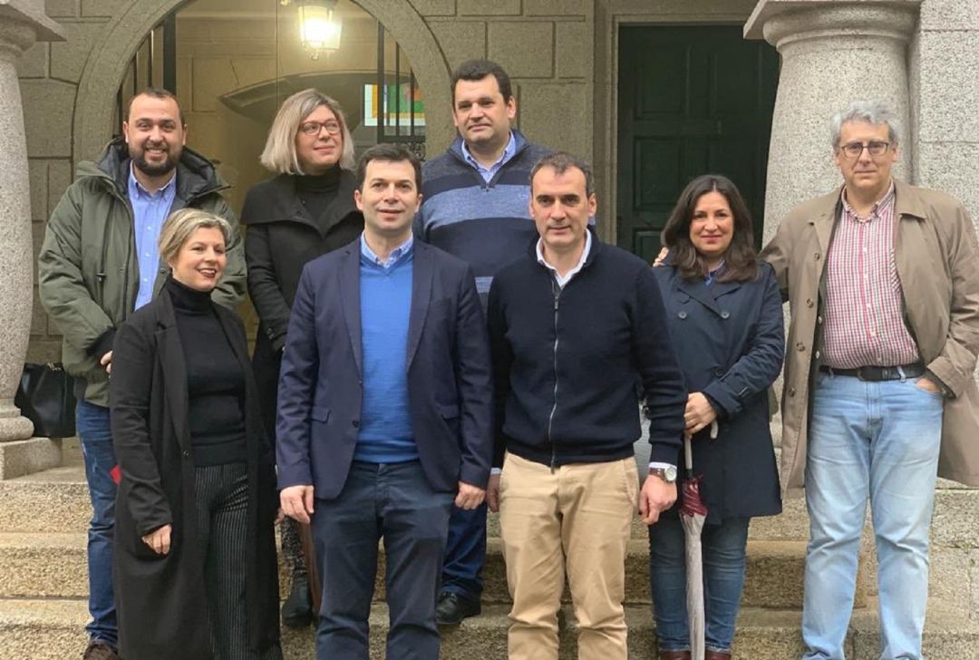 El candidato del PSdG a la Xunta, Gonzalo Caballero (segundo por la izquierda en la fila de abajo), junto a los concejales del partido en Tui. El candidato del PSdG a la Xunta, Gonzalo Caballero (segundo por la izquierda en la fila de abajo), junto a los concejales del partido en Tui.