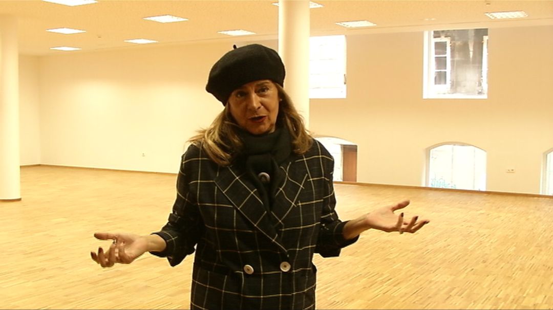 Carmela Silva muestra la sala Rosalía de Castro en la nueva sede de la Diputación en Vigo Carmela Silva muestra la sala Rosalía de Castro en la nueva sede de la Diputación en Vigo