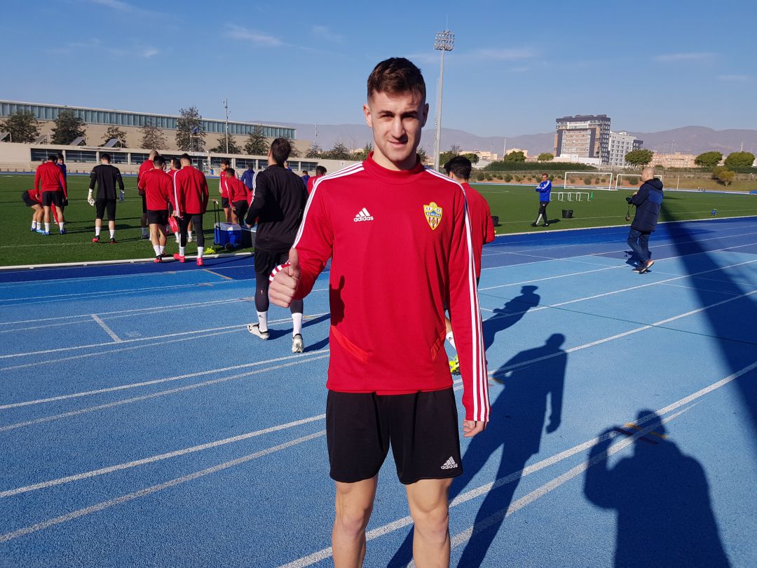 Iván Barbero antes de entrenar con el Almería. Iván Barbero antes de entrenar con el Almería.