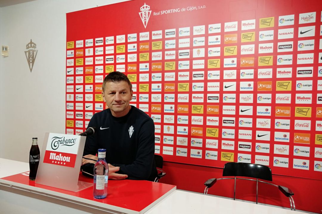 Miroslav Djukic durante su comparecencia previa al viaje a Tenerife Miroslav Djukic durante su comparecencia previa al viaje a Tenerife