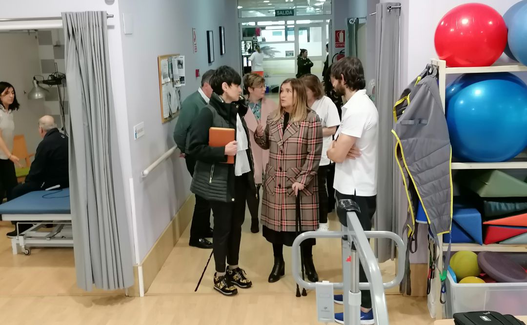 La directora del Credine, Rocío Allande, conversa con Mónica Oviedo (Cocemfe) en las instalaciones de Viesques. La directora del Credine, Rocío Allande, conversa con Mónica Oviedo (Cocemfe) en las instalaciones de Viesques.