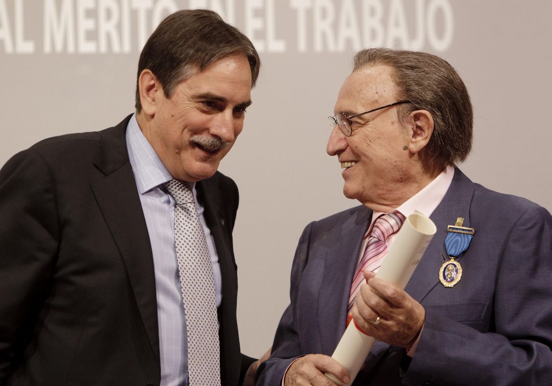El ex ministro Valeriano Gómez durante la entrega de la medalla de oro a Manolo Escobar. El ex ministro Valeriano Gómez durante la entrega de la medalla de oro a Manolo Escobar.