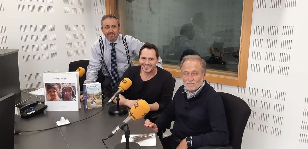 Raúl Herranz y Javier Callejo junto a Chema Contreras (de pie) director de 'Rincón Literario'. Raúl Herranz y Javier Callejo junto a Chema Contreras (de pie) director de 'Rincón Literario'.