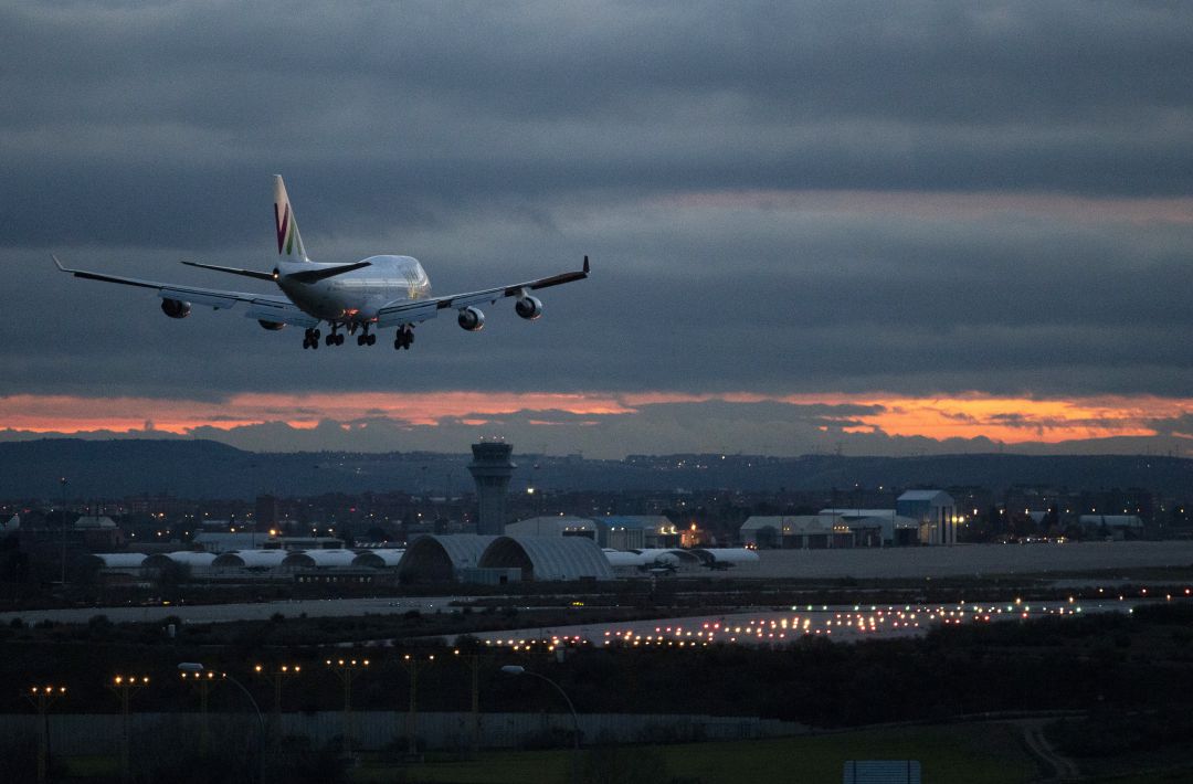 Un avión de Wamos Air proveniente de Londres que partió desde Wuhan aterriza en Madrid. Un avión de Wamos Air proveniente de Londres que partió desde Wuhan aterriza en Madrid.