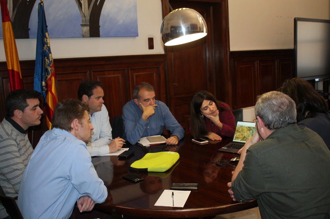 Técnicos y responsables municipales en la reunión para fijar las pautas de actuación en la inspección de los edificios del centro de Alcoy. Técnicos y responsables municipales en la reunión para fijar las pautas de actuación en la inspección de los edificios del centro de Alcoy.