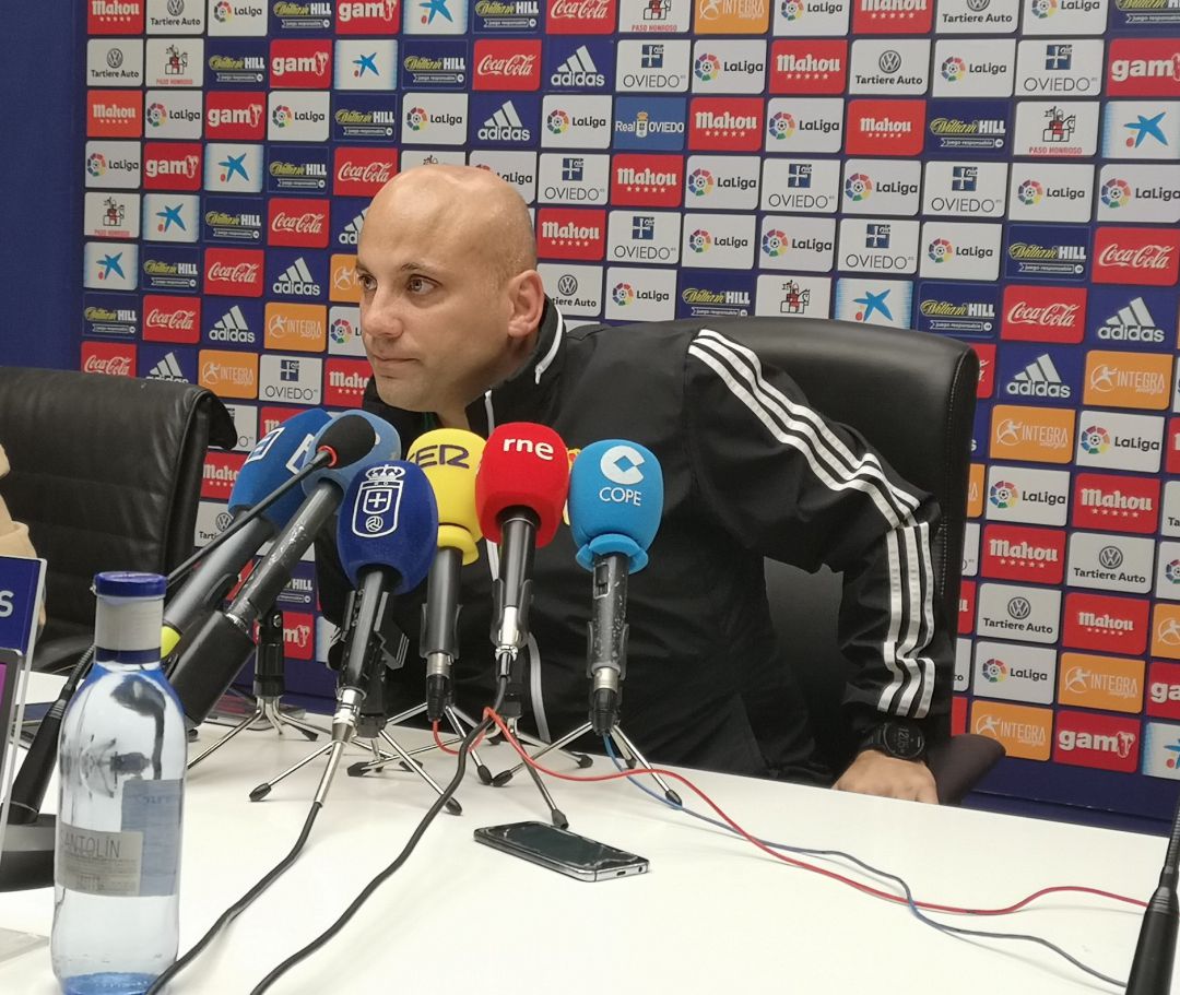 Rozada durante la rueda de prensa en el Carlos Tartiere Rozada durante la rueda de prensa en el Carlos Tartiere