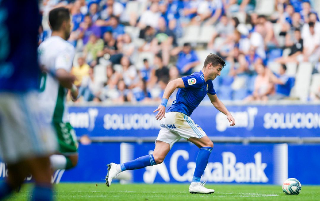 Javi Fernández conduce el balón en el Carlos Tartiere Javi Fernández conduce el balón en el Carlos Tartiere
