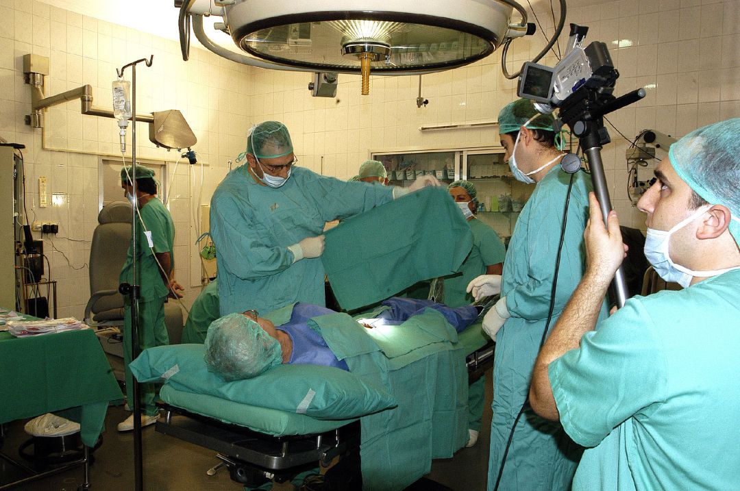 Personal sanitario en un quirófano Personal sanitario en un quirófano