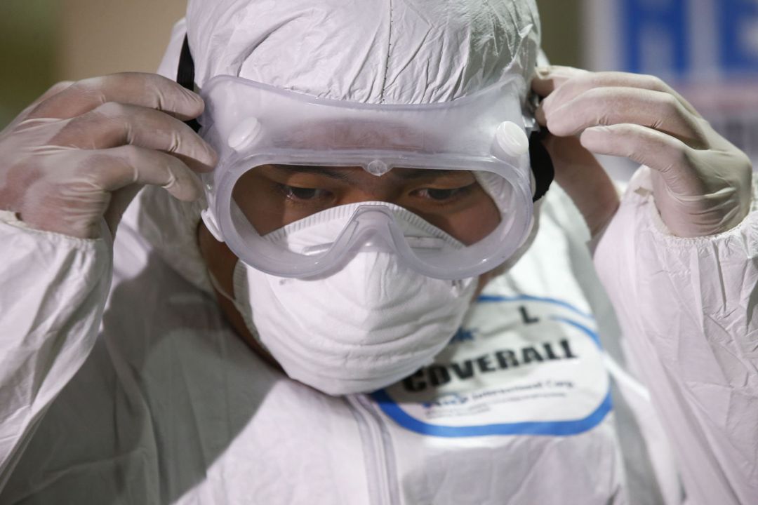 An emergency responder of the Quezon City Disaster Risk Reduction and Management Office (QCDRRMO) wears protective gear during a demonstration on responding to cases of infectious diseases, at the QCDRRMO office in Quezon City, Philippines 31 January 2020. The Philippines reported its first case of coronavirus after a woman from Wuhan arrived in the country on 21 January 2020. (Filipinas) An emergency responder of the Quezon City Disaster Risk Reduction and Management Office (QCDRRMO) wears protective gear during a demonstration on responding to cases of infectious diseases, at the QCDRRMO office in Quezon City, Philippines 31 January 2020. The Philippines reported its first case of coronavirus after a woman from Wuhan arrived in the country on 21 January 2020. (Filipinas)