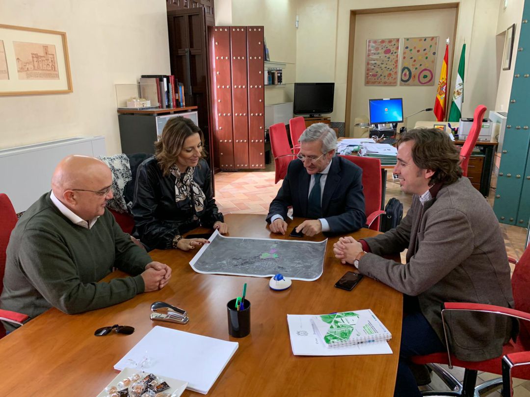 La alcaldesa, Mª Paz Fernández, el concejal de Urbanismo, Jesús Vázquez, y el asesor de este área, Diego Gutiérrez, se han reunido con representantes de la Junta La alcaldesa, Mª Paz Fernández, el concejal de Urbanismo, Jesús Vázquez, y el asesor de este área, Diego Gutiérrez, se han reunido con representantes de la Junta