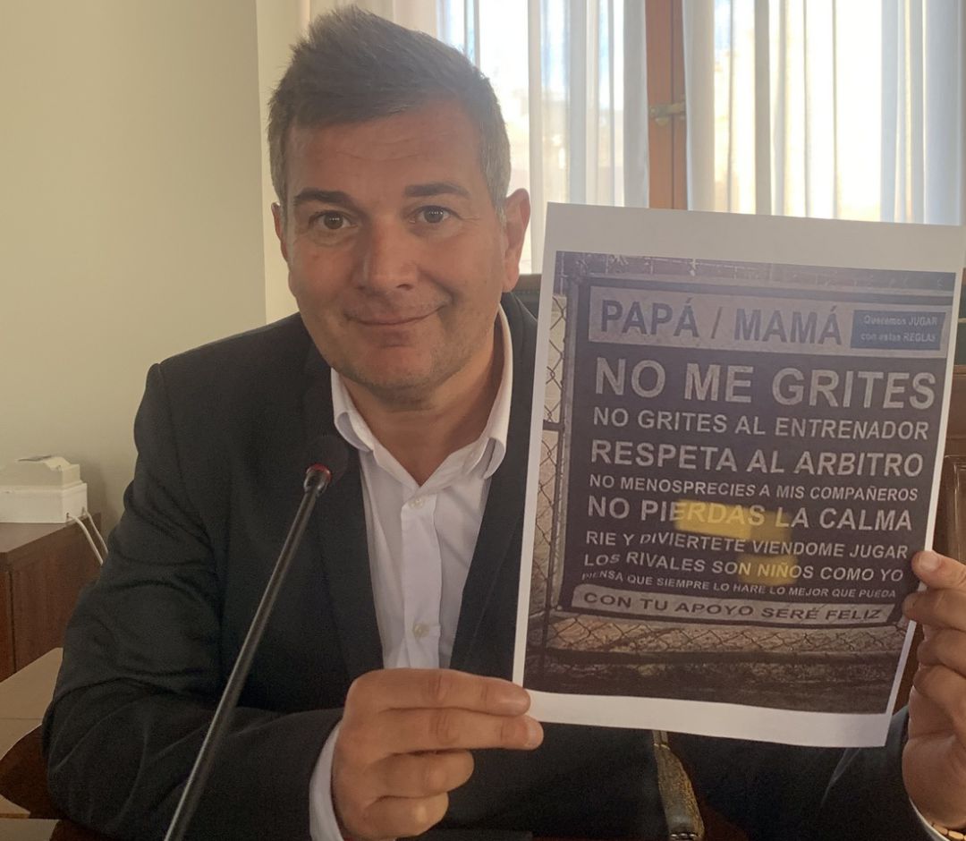 Pascal Renolt con el cartel contra la violencia Pascal Renolt con el cartel contra la violencia